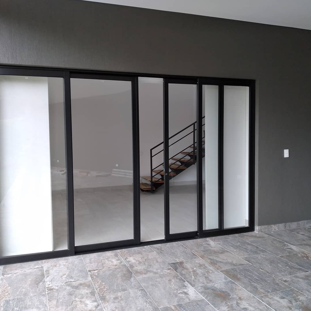 Puertas Corredizas de Aluminio Negro