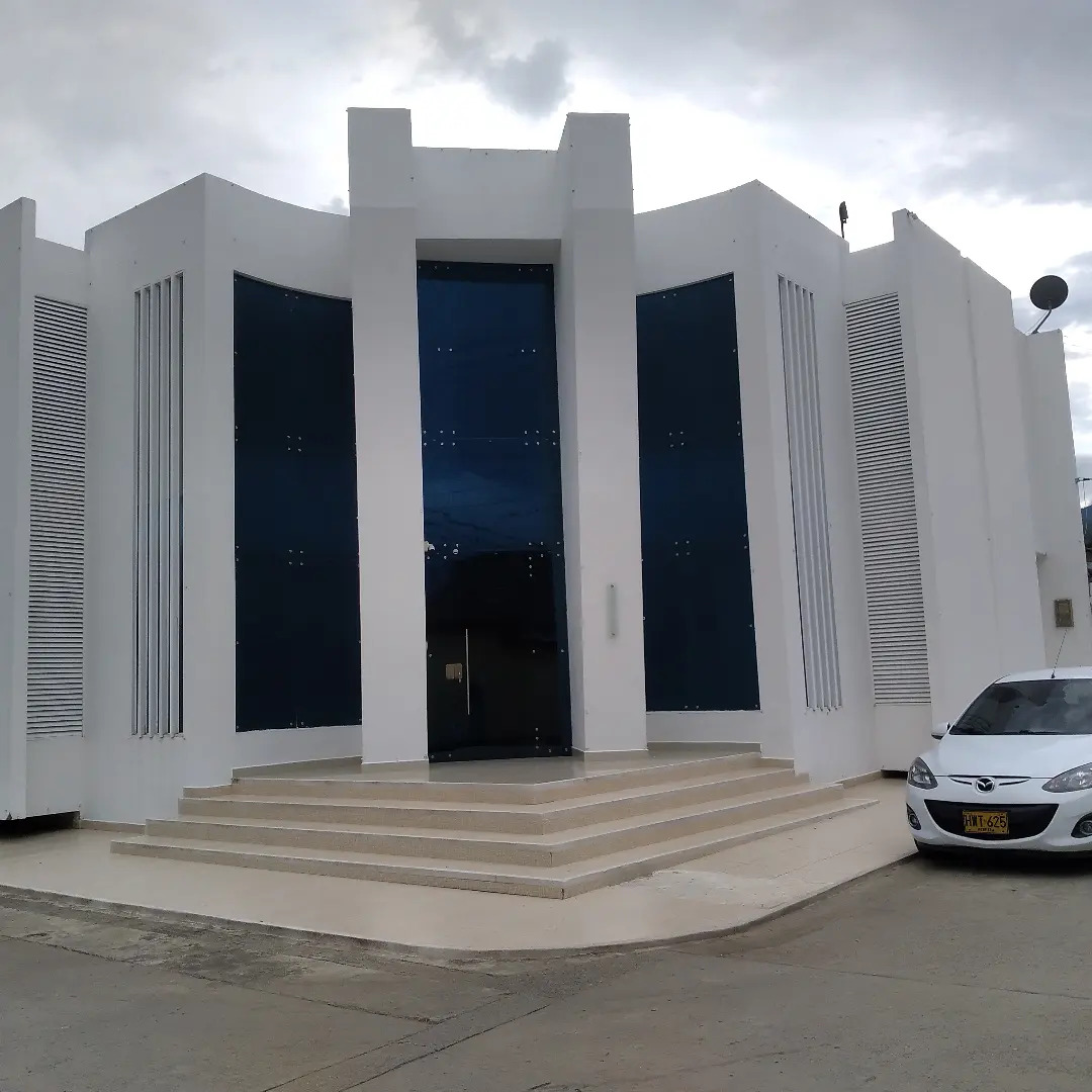 Fachada Moderna en Aluminio y Vidrio
